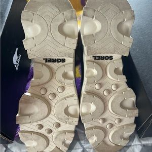 Black/white Sorel lace up boots